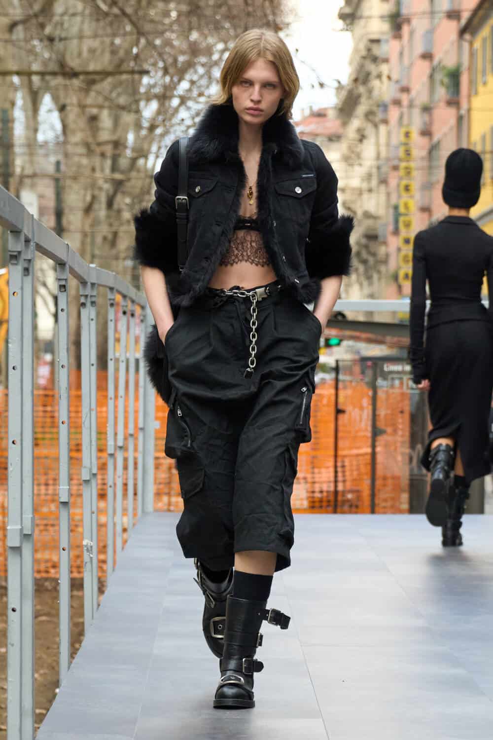 Dolce & Gabbana 2005AW ロングスエードグローブ Dolce & Gabbana: Ready-To-Wear AW25 - 10 Magazine
